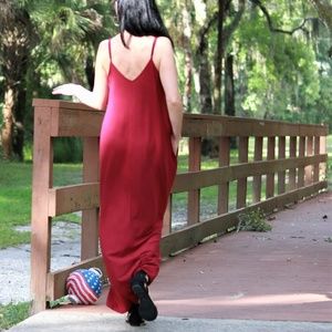 V-NECK MAXI DRESS W/SIDE POCKETS. Cabernet color